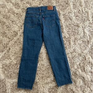 Levi’s cropped medium wash size 28 jeans nwot